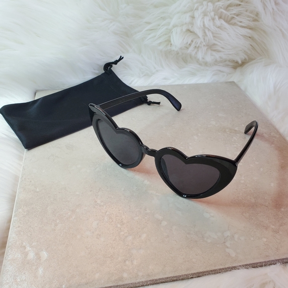 SOLD๐HP๐Retro Black Heart Sunglasses - Picture 6 of 8